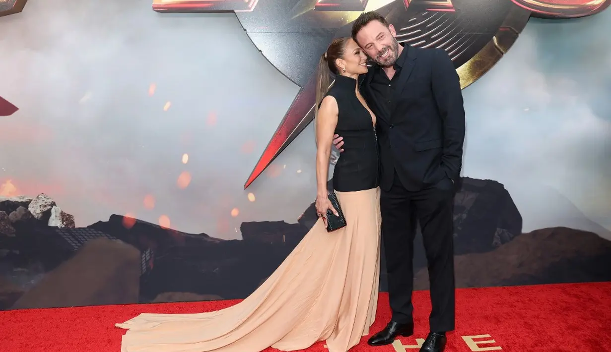 <p>Jennifer Lopez (kiri) dan Ben Affleck menghadiri premiere film The Flash di Ovation Hollywood, Los Angeles, California, Amerika Serikat, Senin (12/6/2023). (Phillip Faraone/Getty Images/AFP)</p>