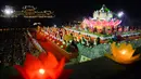 Para biksu Buddha berdoa saat upacara jelang perayaan Hari Waisak di Pagoda Tam Chuc, Provinsi Ha Nam, Vietnam, Senin (13/5/2019). Dalam acara ini umat Buddha berdoa bagi dunia yang damai. (Nhac NGUYEN/AFP)