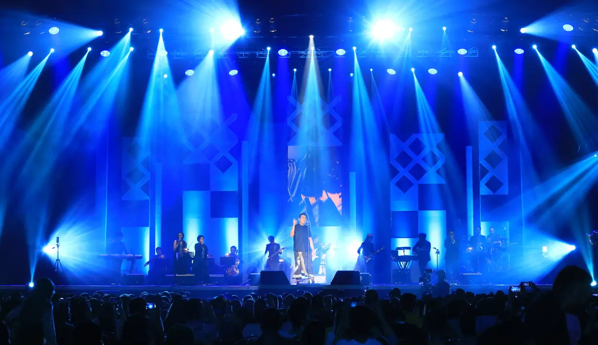 Belasan lagu dibawakan dalam JJF episode ke-13. Selain membawakan lagu baru di gelaran Java Jazz Festival 2017, Tulus juga membawakan lagu-lagu lawasnya. (Adrian Putra/Bintang.com)