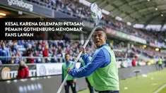 Tobias Sana pemain cadangan klub Malmo nekat membalas lemparan fans dengan tiang bendera tendangan penjuru di laga melawan IFK Gothenburg.