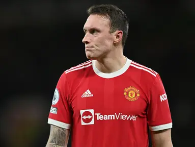 Phil Jones merupakan salah satu pemain senior di Manchester United. Ia telah bergabung dengan MU sejak 2011 silam. Namun, pada beberapa tahun terakhir, Jones tak mampu membuat banyak kontribusi karena sering didera cedera. Sejak Februari 2020, bek tengah berkebangsaan Inggris tersebut hanya tampil sebanyak empat kali. Meski kontraknya masih tersisa enam bulan lagi, Manchester United diyakini akan melegonya pada bursa transfer musim dingin 2023. (AFP/Paul Ellis)