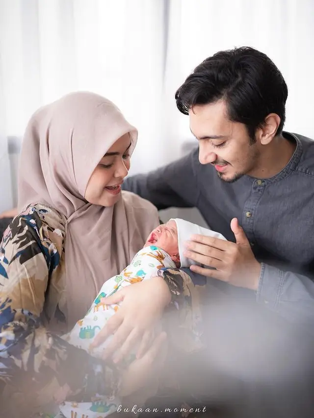 Jadi Ibu, Ini 6 Potret Terbaru Vebby Palwinta Bareng Razi Bawazier