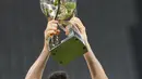 Striker Bayern Munchen, Robert Lewandowski mengangkat trofi Piala Super Jerman usai pertandingan melawan Borussia Dortmund pada final Piala Super Jerman di Signal Iduna Park, Jerman, Rabu (18/8/2021). Lewandowski mencetak dua gol dipertandingan ini. (AP Photo/Martin Meissner)