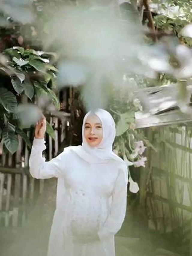 Wanita Ini Lakukan Maternity Shoot di Kandang Ayam, 6 Hasil Fotonya Bikin Takjub