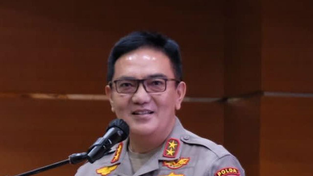 Berkaos Oblong dan Celana Pendek, Intip Gaya Santuy Jenderal Bintang 2 di Akhir Pekan Kendarai Jeep