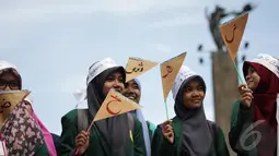 Sejumlah mahasiswa melakukan aksi damai di Bundaran Hotel Indonesia saat memperingati hari Bahasa Arab, Jakarta, Kamis (18/12/2014). ( Liputan6.com/Faizal Fanani)