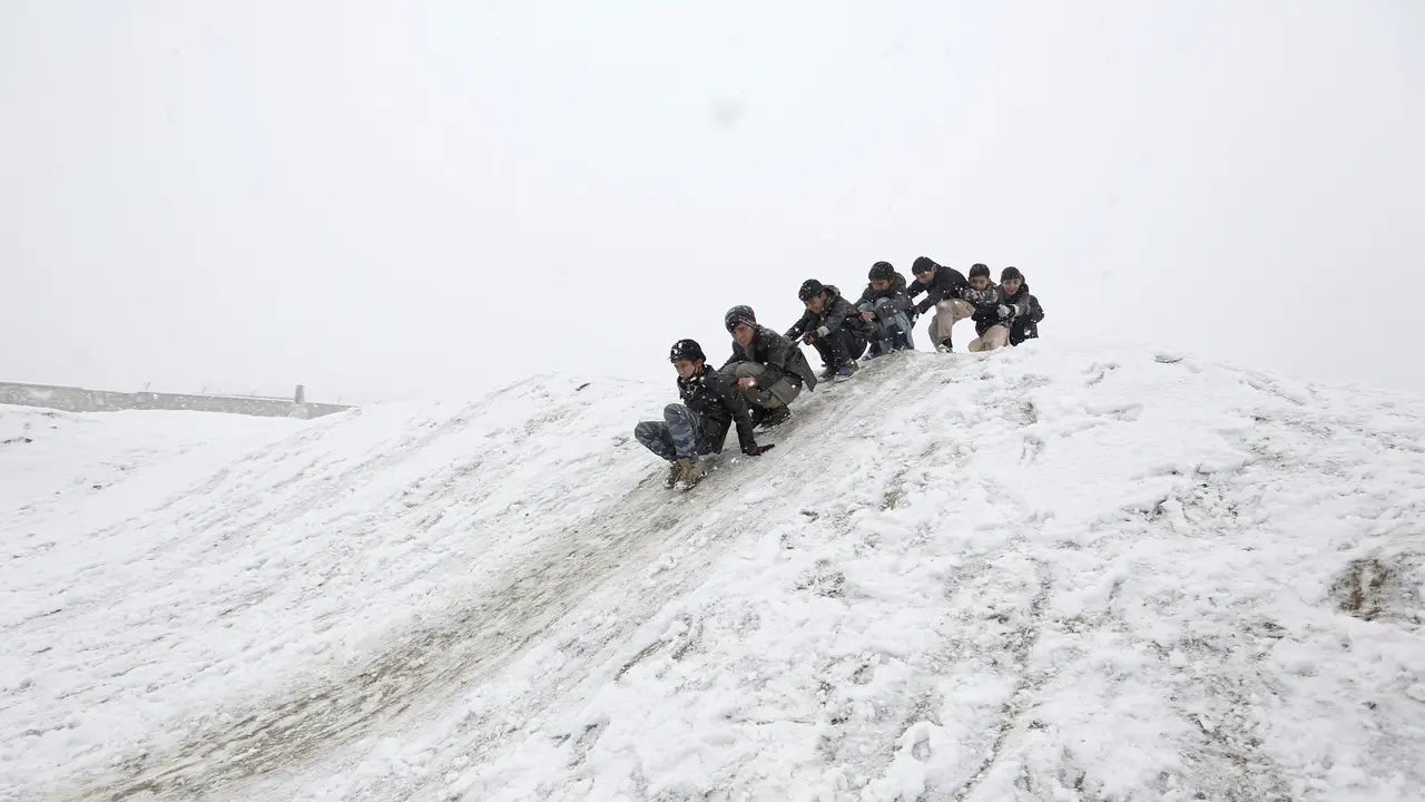 Sejumlah anak Afghanistan bermain salju di Nadir Khan hill, Kabul