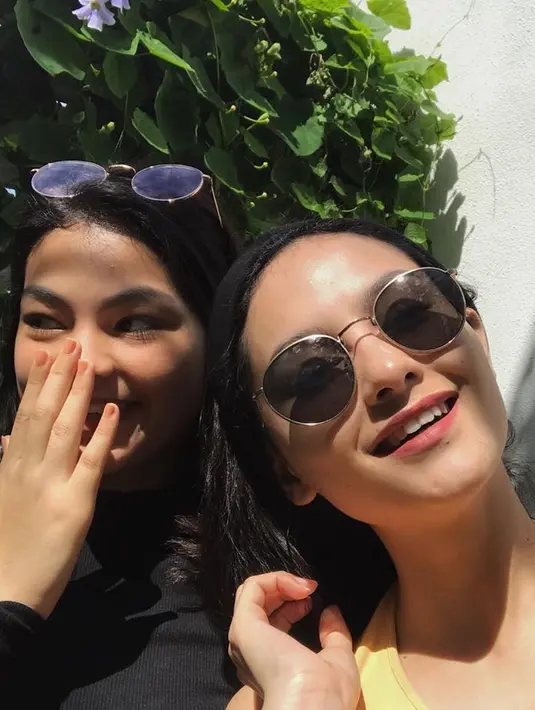 Tampil stylish namun tetap santai diperlihatkan oleh Clara Bernadeth saat tengah berlibur dengan sang adik. Tak sedikit netizen yang menyebut jika kacamata bulat berlensa hitam ini begitu cocok dengannya.(Liputan6.com/IG/@clarabernadeth)