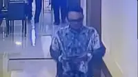 Terekam CCTV, Pria Berpakaian Rapi Gasak Laptop hingga HP di Hotel Bintang 5 Sudirman