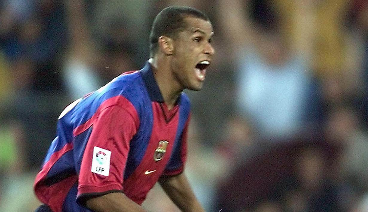 Rivaldo  - Mantan bomber Timnas Brasil ini merupakan salah satu pengguna nomor punggung 10 terbaik di Barcelona. Penyerang yang meiliki tendangan kaki kiri yang keras ini menggunakan nomor punggung 10 selama dua tahun pada periode 2000-2002. (AFP/Christophe Simon)
