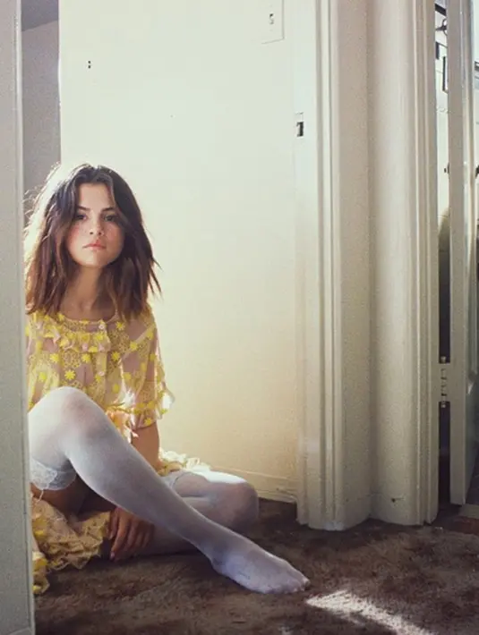 Tak lama setelah itu, Selena mengganti gaya berpakaiannya. Tak lagi dengan nuansa hitamnya, kali ini tampilannya lebih berwarna. Dan penampilan makin menggemaskan saat ia memakai rok mininya. (Instagram/Selenagomez)