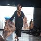Rima Melati menggunakan batik rancangan Alleira Batik dalam acara Alleira Annual Fashion Show 2016 di Jakarta, Kamis (6/10). Alleira Batik menyuguhkan penampilan memukau yang dikemas dalam 42 koleksi. (Liputan6.com/Faizal Fanani)