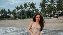 Pemilik nama lengkap Cinta Laura Kiehl ini tampak begitu senang bermain air di pinggir pantai. Parasnya yang cantik dengan makeup natural membuat pesonanya kian terpancar. (Liputan6.com/IG/@claurakiehl)