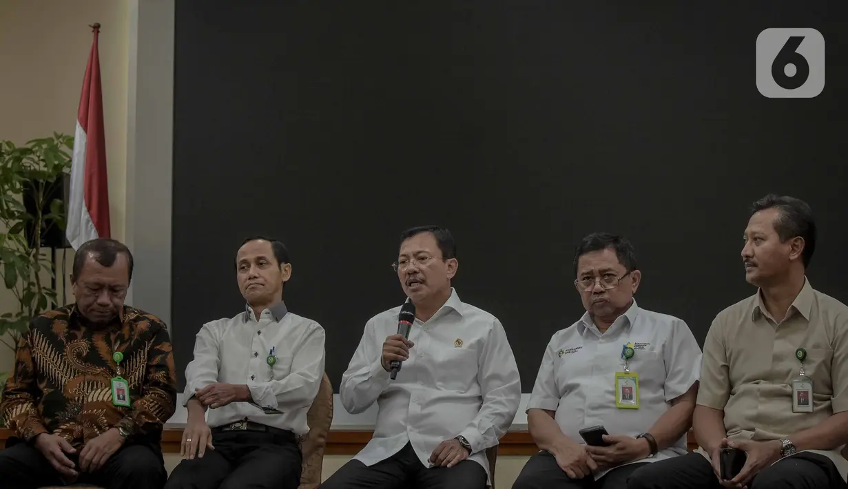 Menkes Terawan Agus Putranto (tengah) memberikan keterangan dua WNI yang terjangkit virus corona di Kemenkes, Jakarta, Senin (2/3/2020). Diketahui, keduanya tertular virus corona dari warga negara Jepang yang berkunjung ke rumah mereka di Depok, beberapa waktu lalu. (Liputan6.com/Faizal Fanani)