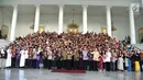 Presiden Jokowi bersama para pemuka agama berpose bersama usai menggelar silaturahmi di Istana Kepresidenan Bogor, Jawa Barat, Sabtu (10/2). (Liputan6.com/Pool/Biro Setpres)