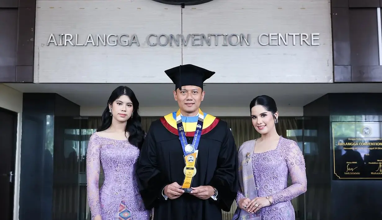 Keselarasan busana Annisa Pohan dan sang putri, Almira Tunggadewi Yudhoyono, mencuri perhatian saat menghadiri wisuda Agus Harimurti Yudhoyono (AHY) di Universitas Airlangga, Surabaya.  [@agusyudhoyono].