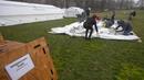 Pekerja Samaritan's Purse membangun rumah sakit lapangan darurat virus corona COVID-19 di Central Park, New York, Amerika Serikat, Minggu (29/3/2020). Rumah sakit lapangan darurat yang dibangun di seberang Rumah Sakit Mount Sinai ini dilengkapi dengan unit pernapasan. (AP Photo/Mary Altaffer)