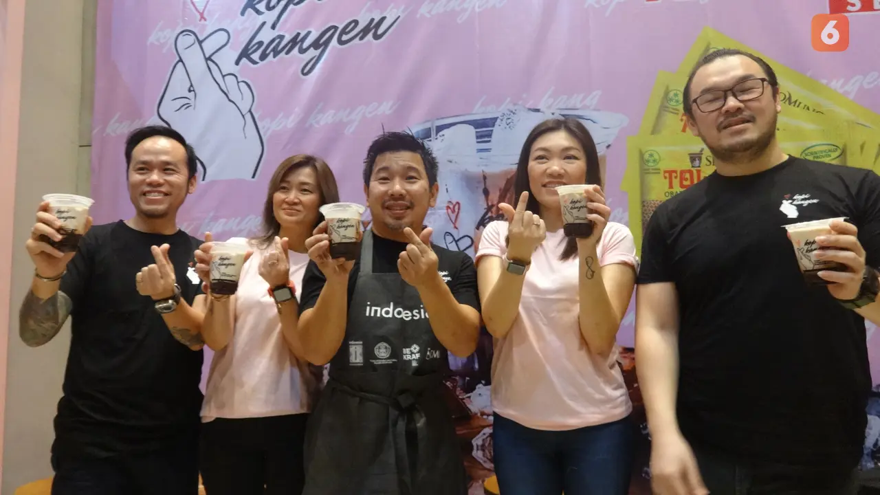 Penggagas Kopi Kangen, Chris Erlando (kiri) dan William Heuw (kanan) dalam peluncuran menu bar, di Jakarta, Minggu (15/12/2019)  (dok. Liputan6.com/Adhita Diansyavira)