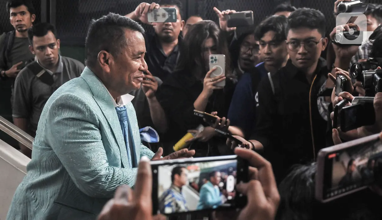 <p>Kuasa hukum Irjen Teddy Minahasa, Hotman Paris memberikan keterangan saat mendampingi di Kejaksaan Negeri Jakarta Barat, Rabu (11/1/2023). Eks Kapolda Sumatera Barat tersebut tiba bersama enam tersangka lainnya dengan kondisi tangan diborgol dan berompi tahanan. (merdeka.com/Iqbal S Nugroho)</p>
