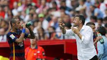 Pelatih Barcelona Luiz Enrique terlihat serius memberikan instruksi kepada Neymar, pada lanjutan Liga Spanyol antara Sevilla vs Barcelona di Stadion Ramon Sanchez Pizjuan, Sabtu (03/10/2015). (REUTERS/Marcelo del Pozo)