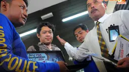 [FOTO] Pemeriksaan Barang Bajakan Pengunjung Bandara