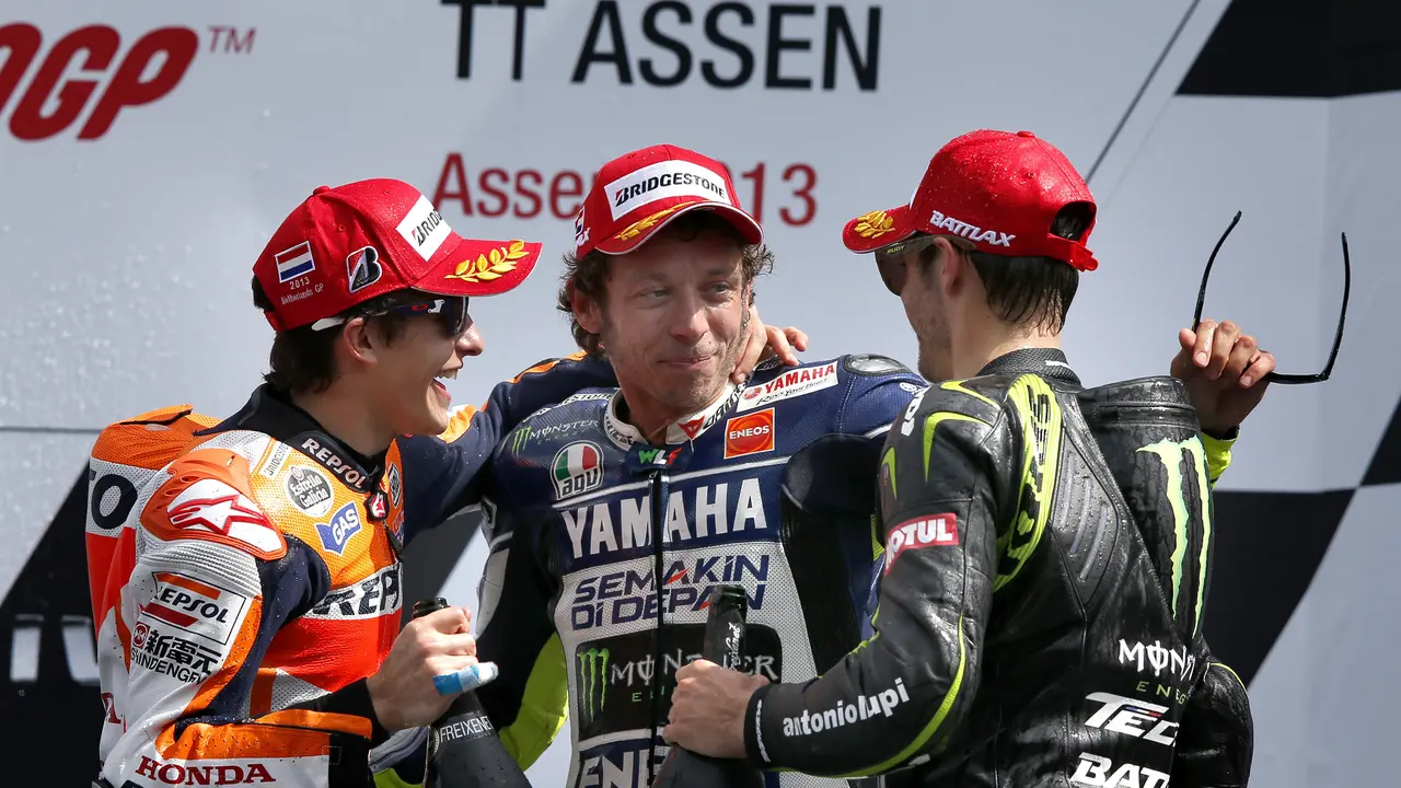 Valentino Rossi (tengah) ketika memenangkan MotoGP Belanda 2013. 