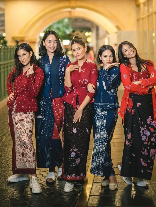 Koleksi kebaya batik dari Sejauh Mata Memandang selalu terlihat memikat. Seperti yang dikenakan Dian Sastrowardoyo yang mengenakan kebaya modern dengan leher V tinggi yang dihiasi motif batik Cap Tangan. [@sejauhmatamemandang].