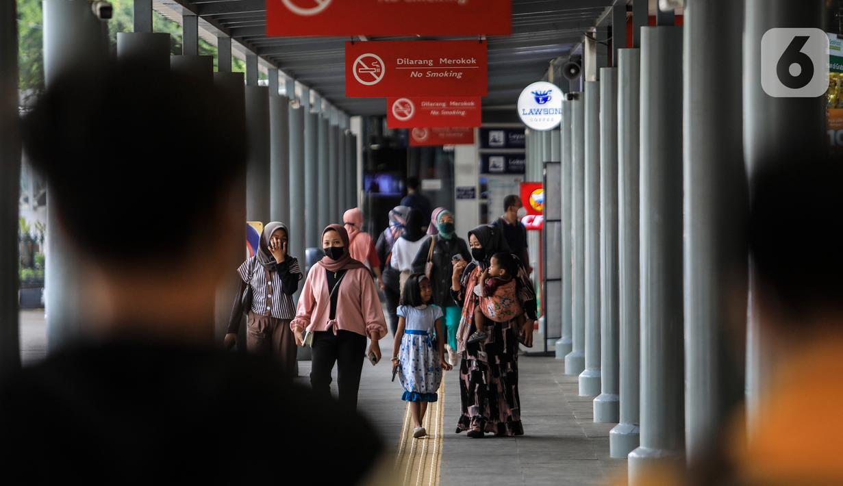Calon penumpang berada di stasiun kereta Pasar Senen, Jakarta, Senin (20/12/2021). Warga mulai meninggalkan Ibu Kota untuk berlibur atau mengunjungi keluarga. PT Kereta Api Indonesia (KAI) telah menyiapkan protokol kesehatan di setiap stasiun. (Liputan6.com/Johan Tallo)