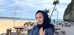 Beby Tsabina selama di Aceh membagikan beberapa foto dirinya. Termasuk saat berada di pantai indah, Aceh. Beby tampil dengan busana serba navy. [@bebytsabina]
