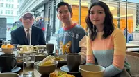 Selvi Ananda dan Gibran Rakabuming Raka makan siang bersama Duta Besar Indonesia&nbsp;untuk Inggris&nbsp;Desra Percaya saat lawatan ke London. (dok. Instagram @selvie_ananda_/https://www.instagram.com/p/C4P1e8WvNI8/)