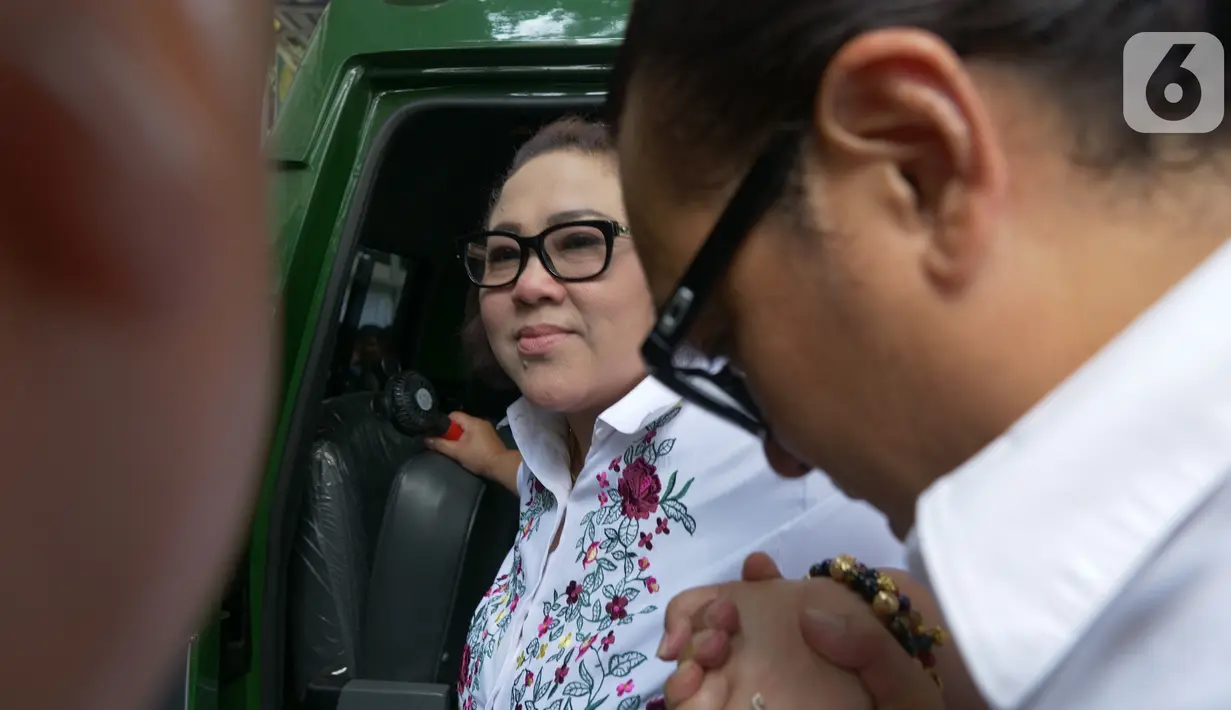 Terdakwa kasus dugaan penyalahgunaan narkotika Nunung dan suaminya July Jan Sambiran  tiba untuk menjalani sidang lanjutan di PN Jakarta Selatan, Jakarta, Rabu (9/10). Sidang lanjutan Nunung dan suaminya dengan agenda mendengarkan keterangan saksi dari JPU. (Liputan6.com/Herman Zakharia)