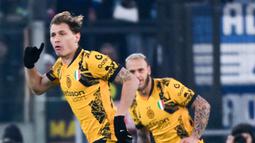 Pesta gol Inter kali ini dimulai dari penalti Hakan Calhanoglu (41'). Lalu diteruskan oleh Federico Dimarco (45'), Nicolo Barella (51'), Denzel Dumfries (53'), Carlos Augusto (77'), dan Marcus Thuram (90'). (AFP/Alberto Pizzoli)