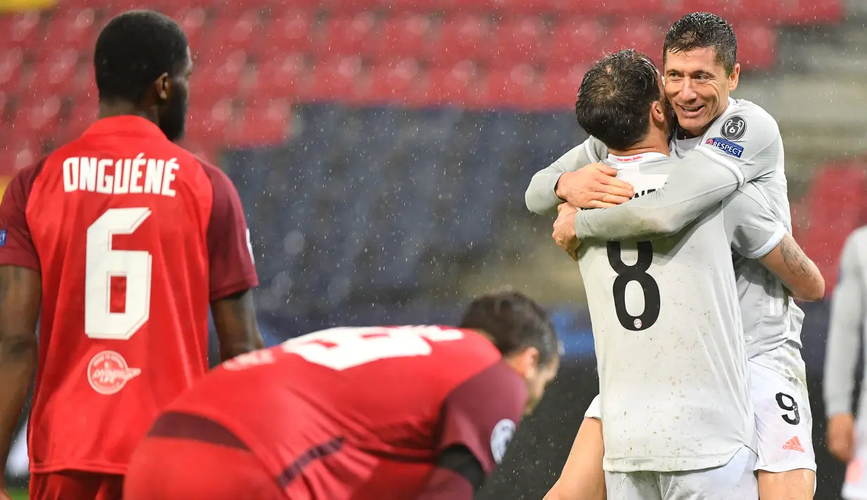 Penyerang Bayern Munchen, Robert Lewandowski, merayakan gol yang dicetaknya ke gawang Salzburg pada laga lanjutan Liga Champions 2020/2021 di Stadioin Wals-Siezenheim, Rabu (4/11/2020) dini hari WIB. Bayern Munchen menang 6-2 atas Salzburg. (AFP/Barbara Gindl/APA)