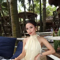 Penampilannya kali ini terasa berbeda karena memadukan nuansa soft glam dengan complexion yang glowing, menciptakan kesan eksotis yang cocok dengan suasana pantai Bali. Wajahnya terlihat segar, elegan, sekaligus begitu hangat. [@jennifercoppenreal_20].