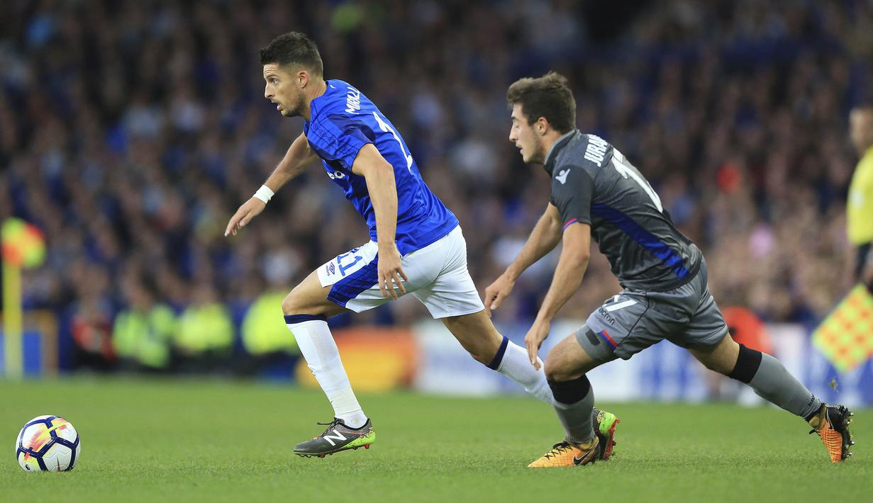 Gelandang Hajduk Split, Josip Juranovic, mengejar striker Everton, Kevin Mirallas, pada laga leg I play-off Liga Europa di Stadion Goodison Park, Jumat (18/8/20127). Everton menang 2-0 atas Hajduk Split. (AP/Nigel French)