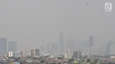 Pemandangan gedung-gedung pencakar langit dan permukiman warga saat tertutup polusi udara di Jakarta, Minggu (8/9/2019). Provinsi DKI Jakarta meraih peringkat ketiga dari 89 kota besar di dunia sebagai kota berkualitas udara terburuk berdasarkan parameter AirVisual. (merdeka.com/Iqbal S. Nugroho)