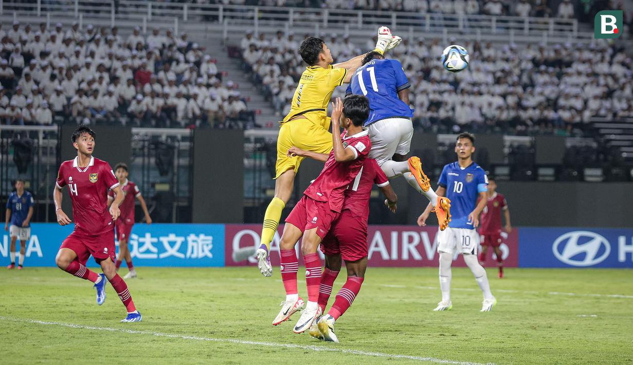 <p>Kiper Timnas Indonesia U-17, Ikram Algiffari berusaha menghalau bola dari ancaman pemain Timnas Ekuador U-17, Allen Obando pada laga pertama Grup A Piala Dunia U-17 di Stadion Gelora Bung Tomo, Surabaya, Jumat (10/11/2023) malam WIB. (Bola.com/Bagaskara Lazuardi)</p>