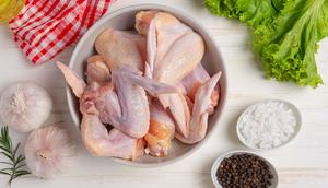 Ilustrasi daging, sayap ayam. (Image by jcomp on Freepik)