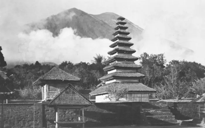 Penampakan Pura Besakih berlatar belakang Gunung Agung yang tengah erupsi tahun 1963 (Wikipedia Commons)