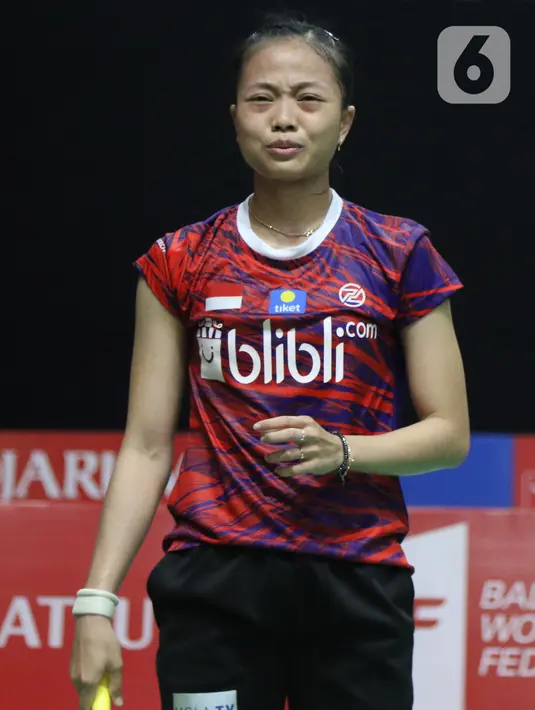 Pebulutangkis tunggal putri Indonesia, Fitriani saat melawan Han Yue (China) pada babak pertama Indonesia Masters 2020 di Istora GBK, Jakarta, Rabu (15/1/2020). Fitriani kalah dua set langsung 6-21, 17-21. (Liputan6.com/Helmi Fithriansyah)