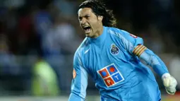 Vitor Baia merupakan salah satu penjaga gawang top pada masanya. Baia menjadi bagian penting bagi Jose Mourinho kala menjuarai Liga Champions bersama FC Porto pada tahun 2004. (AFP/Miguel Riopa)