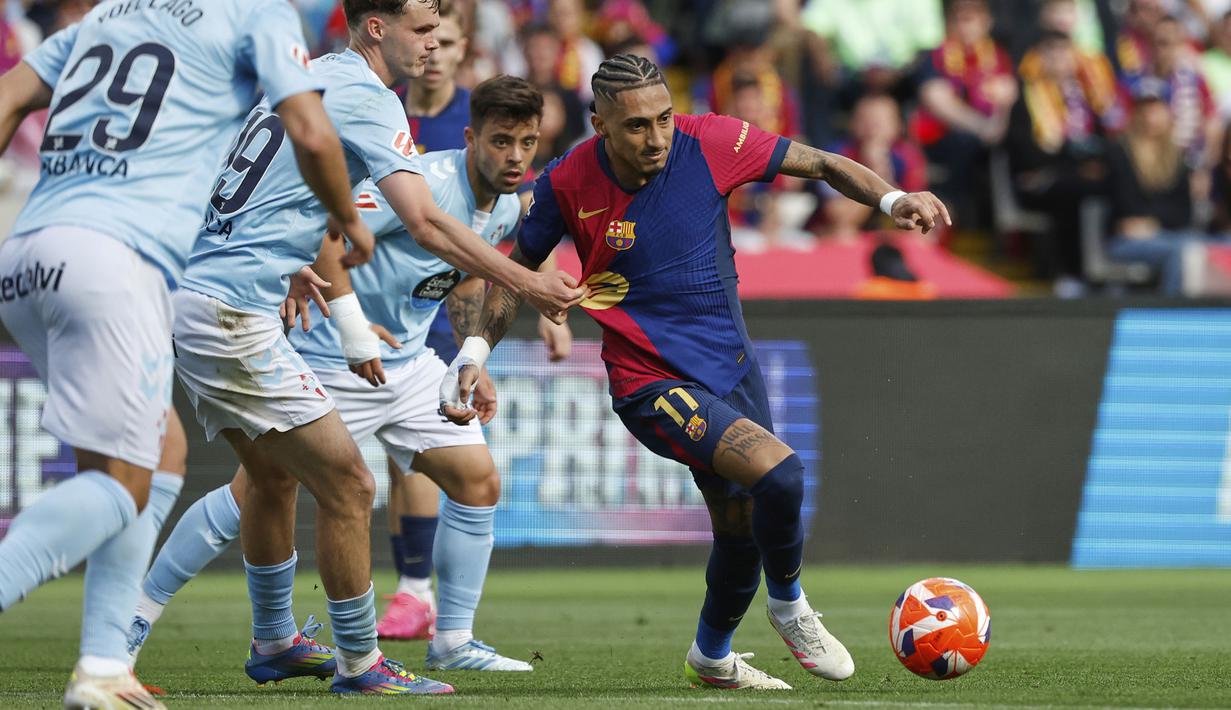 Pemain Barcelona, Raphinha (kanan) menggiring bola dibayangi sejumlah pemain Celta Vigo dalam laga lanjutan Liga Spanyol 2024/2025 di Estadi Olimpic Lluis Companys, Barcelona, Spanyol, Sabtu (19/04/2025). (AP Photo/Joan Monfort)