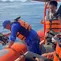 Tim SAR saat melakukan pencarian korban tenggelamnya kapal wisata KM Feronia (Liputan6.com/Ola Keda)