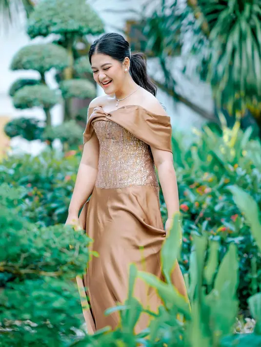 Kahiyang Ayu tampil cantik dengan off-the-shoulder dress berwarna cokelat bak Disney Princess. [Foto: Instagram/ayanggkahiyang]