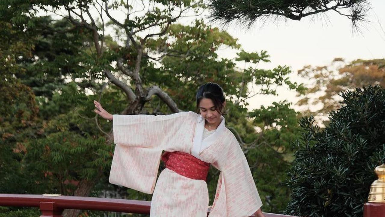 8 Potret Azizah Salsha yang Secantik Warga Lokal Jepang Saat Pakai Kimono, Komentar Suaminya Bikin Netizen Baper Gak Ketolong