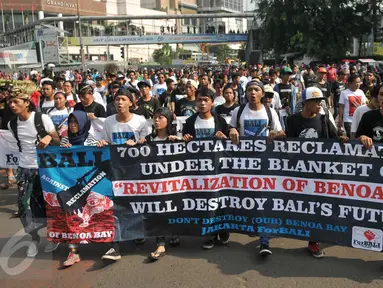 Aktivis 'For Bali' membentangkan spanduk saat kegiatan Car Free Day (CFD) di Bundaran HI, Jakarta, Minggu (10/4). Mereka menolak rencana reklamasi Teluk Benoa menyusul adanya wacana proyek tersebut akan berjalan terus. (Liputan6.com/Gempur M Surya)