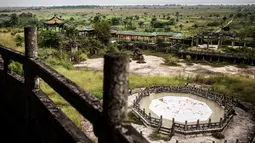 Pemandangan halaman dari Istana kepresidenan Kongo yang terbengkalai di Nsele, Kinshasa, Kongo, Senin (15/5). Istana ini pernah ditempati Mobutu yang berkuasa di Kongo selama lebih dari 31 tahun. (AFP PHOTO/JOHN WESSELS)