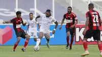 Pemain Arema FC, Carlos Fortes (kedua kiri) berusaha melewati pemain Persipura Jayapura dalam laga pekan ke-5 BRI Liga 1 2021/2022 di Stadion Madya, Jakarta, Rabu, (29/9/2021). Arema FC menang 1-0. (Bola.com/ M Iqbal Ichsan)