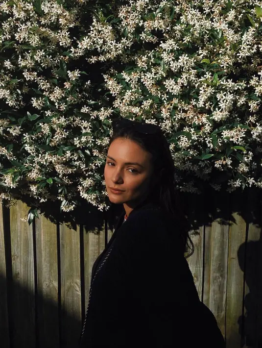 Dengan siluet foto yang sedikit backlight, Amanda tetap tampak memesona. Dalam atasan berwarna hitam, Amanda Rawles juga berhasil menampilkan pesona bulenya dalam foto yang sederhana ini. Foto: Instagram.