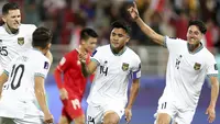 Selebrasi bek Timnas Indonesia, Asnawi Mangkualam (tengah) setelah menjebol gawang Vietnam melalui eksekusi penalti pada laga kedua Grup D Piala Asia 2023 di Abdullah Bin Khalifa Stadium, Doha, Qatar, Jumat (19/1/2024). (AP Photo/Hussein Sayed)